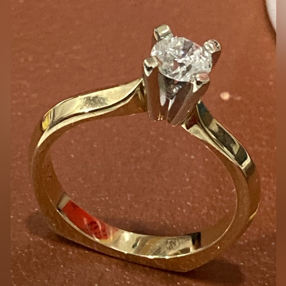 14k Elegant Gold natural mined Diamond solitaire - Picture 4 of 13